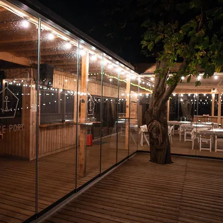 House Boat S Vyhledem Na Wake Park Tekne