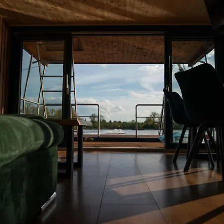 Botel House Boat S Vyhledem Na Wake Port