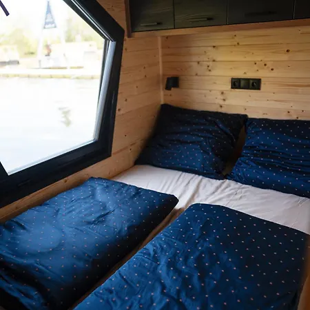 House Boat S Vyhledem Na Wake Port Botel
