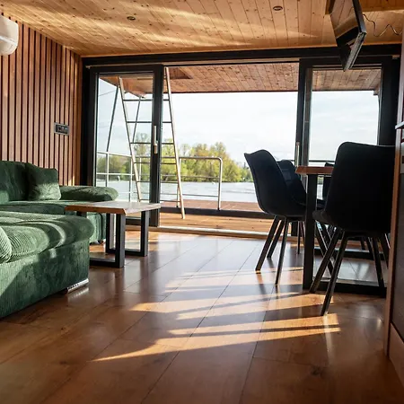 House Boat S Vyhledem Na Wake Park Tekne