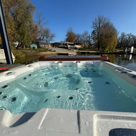 Botel House Boat S Vyhledem Na Wake Port *
