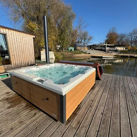House Boat S Vyhledem Na Wake Port Botel