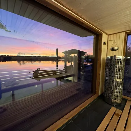 Botel House Boat S Vyhledem Na Wake Port