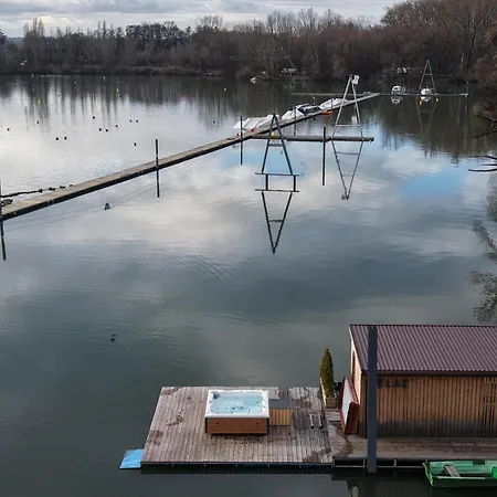 House Boat S Vyhledem Na Wake Port *