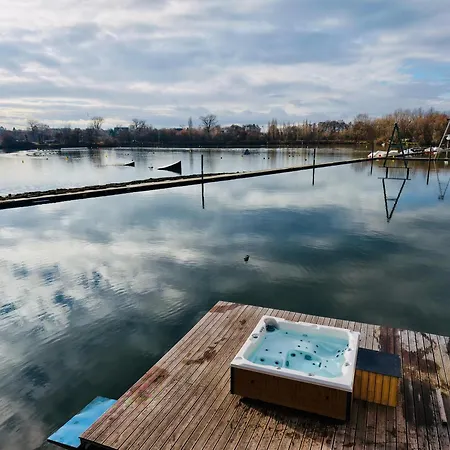 House Boat S Vyhledem Na Wake Port Tekne
