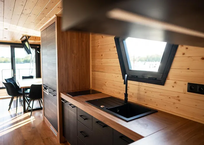 House Boat S Vyhledem Na Wake Port