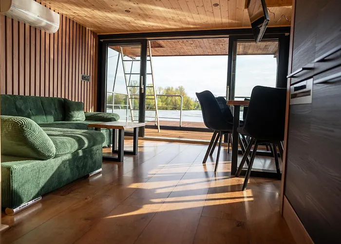 House Boat S Vyhledem Na Wake Port Tekne