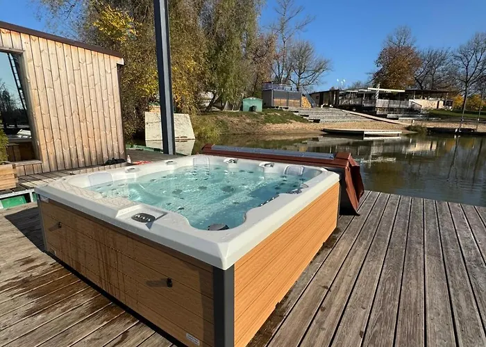 House Boat S Vyhledem Na Wake Port Tekne