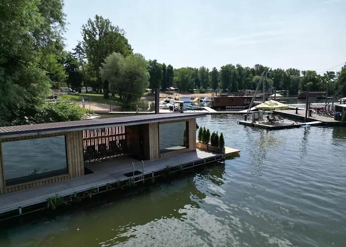 House Boat S Vyhledem Na Wake Port
