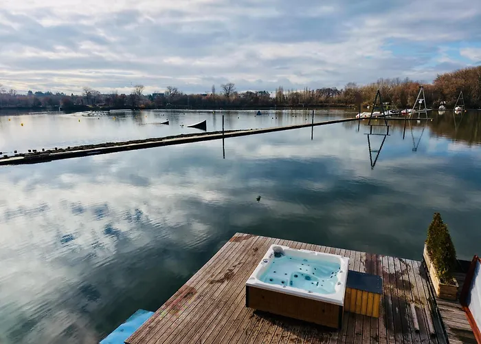 House Boat S Vyhledem Na Wake Port Tekne